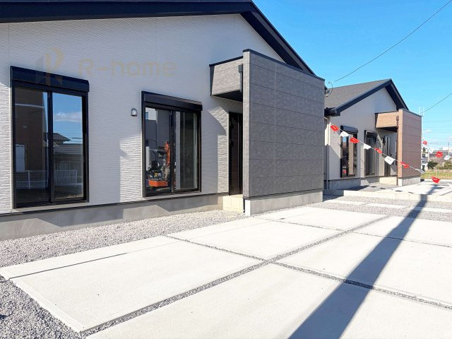 土浦市摩利山新田1期　新築戸建て　2号棟の駐車場|カースペースは3台完備。ゲスト用のスペースも確保できますね♪