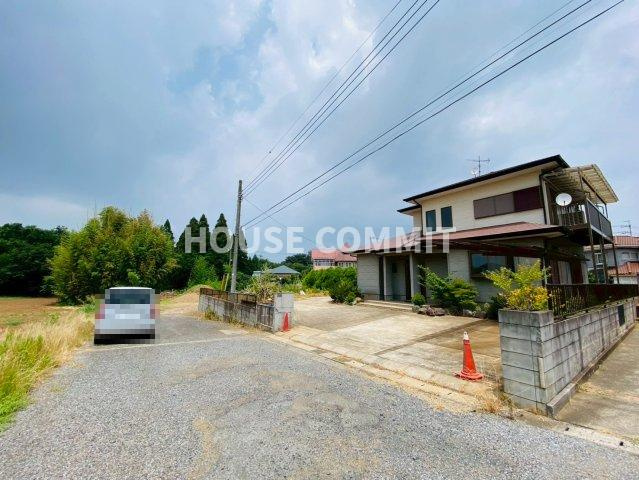 八街市八街ほ　中古戸建の前面道路含む現地写真