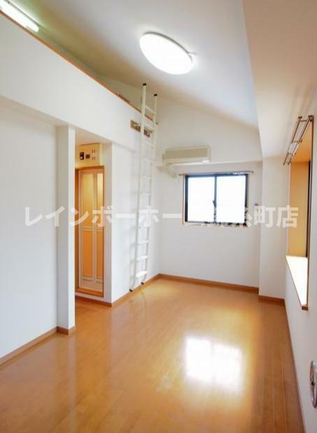 ロードサイド秋の内装