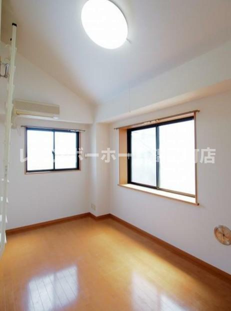 ロードサイド秋の居間・リビング