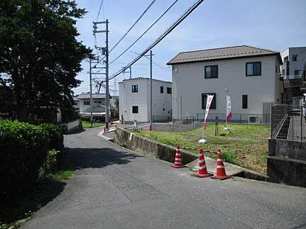 佐伯区八幡２丁目の前面道路含む現地写真