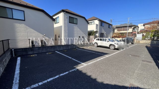 多摩平の駐車場