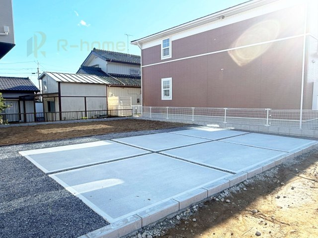 土浦市摩利山新田1期　新築戸建て　4号棟の駐車場|カースペースは3台完備。ゲスト用のスペースも確保できますね♪