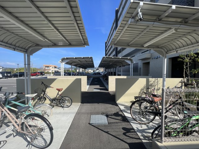 アルファスマート川内四番館のその他共用部分|自転車置場の様子です。