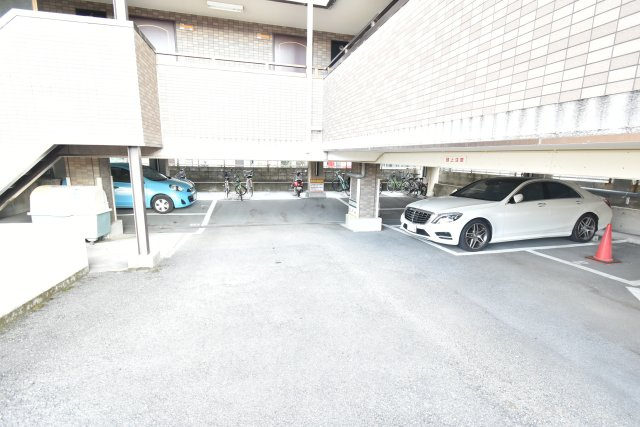 エトワール桂の駐車場