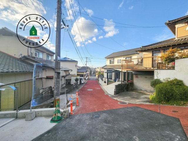 福岡市南区中尾1丁目第3-2棟（1号棟）の前面道路含む現地写真|前面道路は閑静な住宅地をはしる車通りの少ない道路。お車の出し入れが苦手なママや小さなお子様にも安心ですね。しっかり舗装もされているので、ベビーカーや自転車で通っても快適に通行できます。