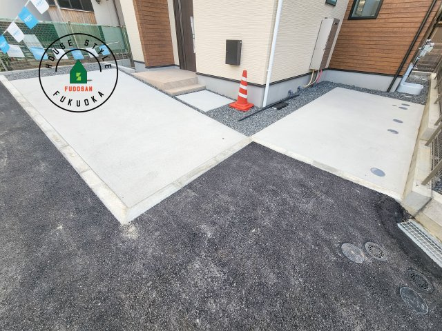 福岡市南区中尾1丁目第3-2棟（1号棟）の駐車場|広々した駐車場になります。3台並列駐車となります。