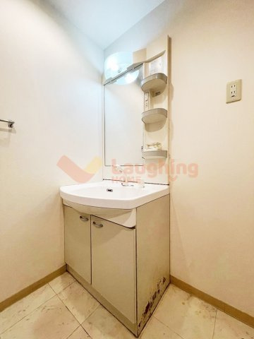 ルネス荒木五番館の洗面所|明るい洗面所です