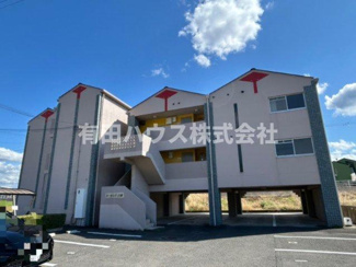 【外観】 | ル・モンド吉備 | 建物正面と駐車場