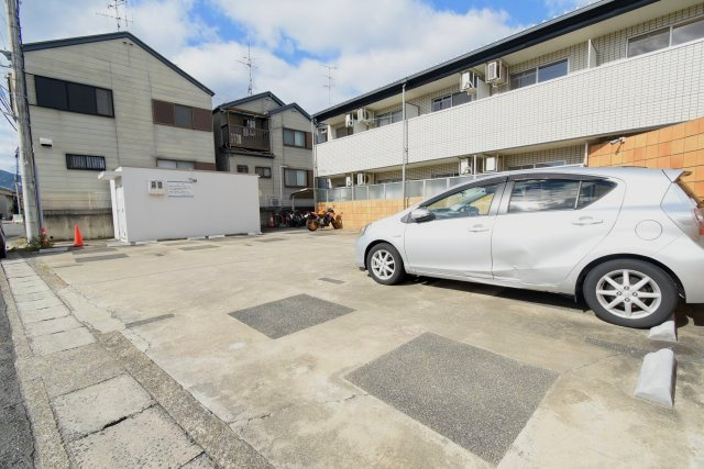 ブランベージュ桂の駐車場