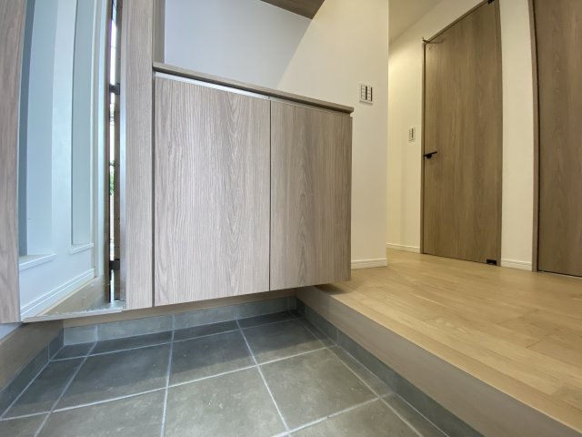 中野区江古田1丁目 全5棟 E号棟の独立洗面台|家の顔でもある玄関はホールを設けゆとりある空間を演出
玄関ホールには便利な収納を設けているので外出着やバッグや帽子などの収納にも便利です(E号棟)