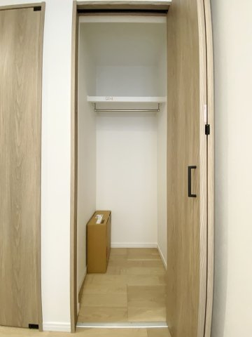 中野区江古田1丁目 全5棟 E号棟の玄関|玄関ホールには便利な収納を設けているので外出着やバッグや帽子などの収納にも便利です(E号棟)