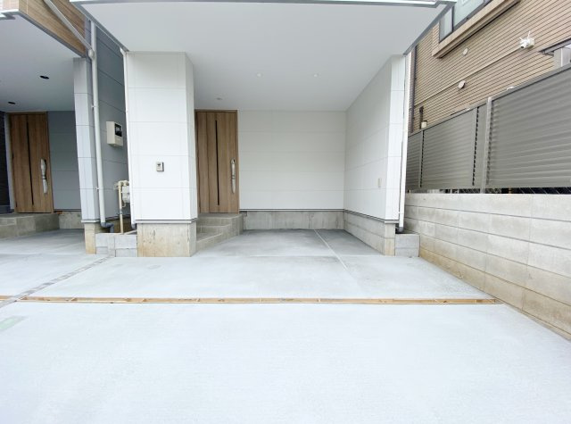 中野区江古田1丁目 全5棟 E号棟の駐車場|大切な愛車を雨風から守るビルトインガレージ(E号棟)