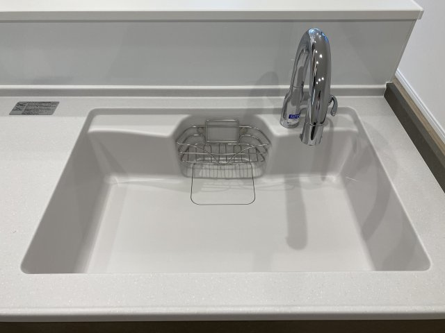 中野区江古田1丁目 全5棟 E号棟のキッチン|つなぎ目のないシームレスシンク
カウンターとシンクを一体として成形される継ぎ目をなくした一体型
とてもすっきりとした印象と同時に汚れが溜まりにくいのが特徴的です(E号棟)