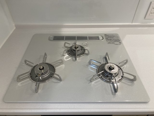 中野区江古田1丁目 全5棟 E号棟のキッチン|手軽にお手入れができるガラストップコンロが標準装備です(E号棟)