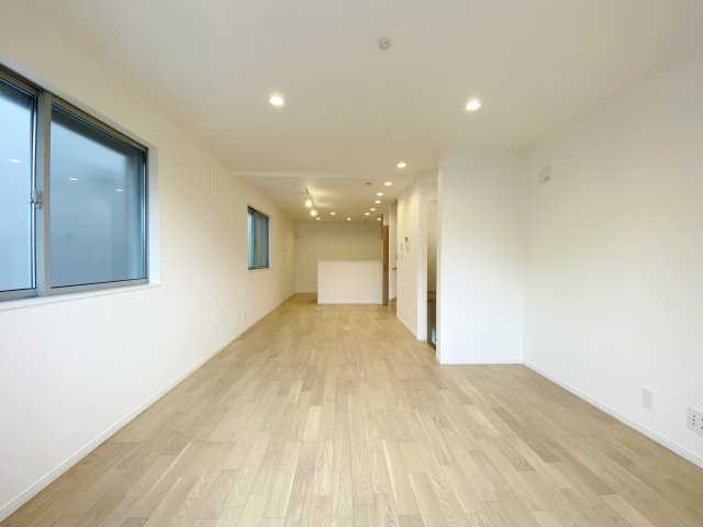 中野区江古田1丁目 全5棟 E号棟の居間・リビング|明るく快適な19.2帖のLDK
足元には床暖房を設置しています
(E号棟)