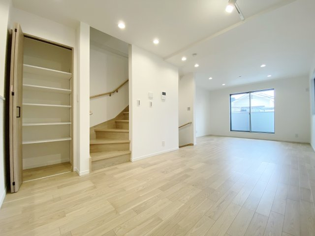 中野区江古田1丁目 全5棟 E号棟の居間・リビング|家の中心でもあるLDKは19.21帖のゆとりある空間です
リビングには便利な収納を設置
開口部が多く明るく心地よい家族団らんスペースです
足元には床暖房を設置しています(E号棟)