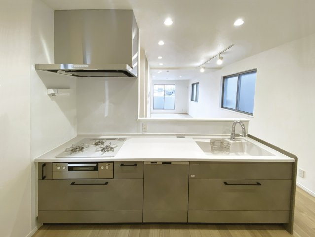 中野区江古田1丁目 全5棟 E号棟のキッチン|人気の対面キッチンはリビングを眺めながらお料理ができます
家事効率の上がるハイスペックなキッチン
食器洗乾燥機、ガラストップコンロを装備しています(E号棟)
