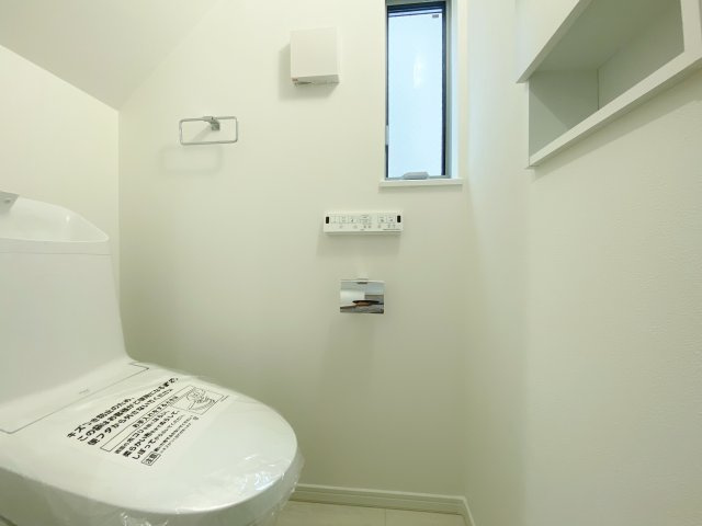 中野区江古田1丁目 全5棟 E号棟のトイレ|1階トイレは小窓を設け明るく衛生的な空間です
トイレは2か所設置しているので忙しい朝にも便利です(E号棟)