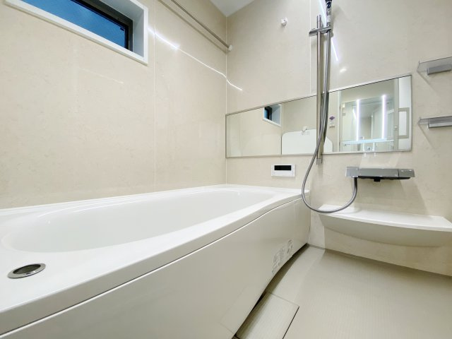 中野区江古田1丁目 全5棟 E号棟の浴室|落ち着いた色合いの浴室
一坪タイプの浴室は足を伸ばしてゆっくりバスタイムを楽しめます
浴室換気乾燥機が標準装備です(E号棟)