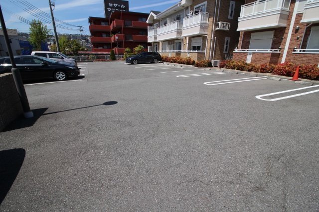 メゾンアンソレイエ1の駐車場