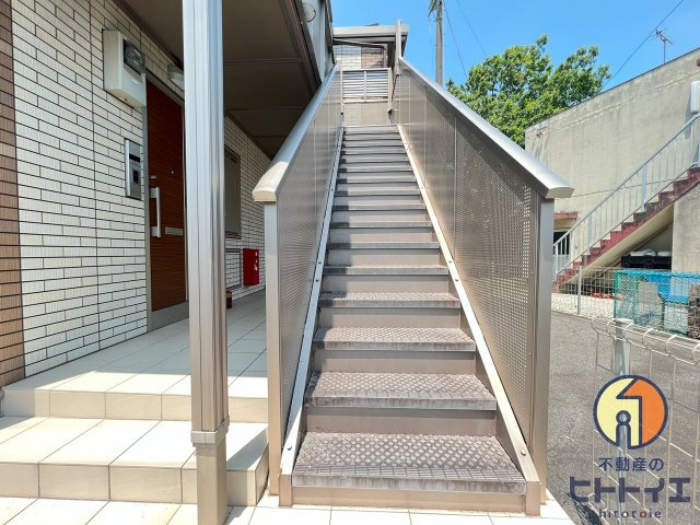 スラージュマン Cのエントランス|2階への階段です