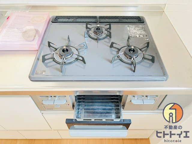 スラージュマン Cのキッチン|グリル付き3口コンロです