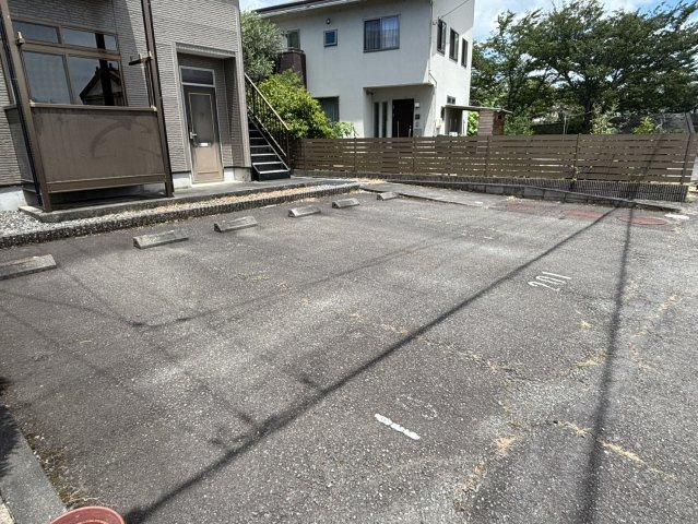 クレシェンテⅡの駐車場