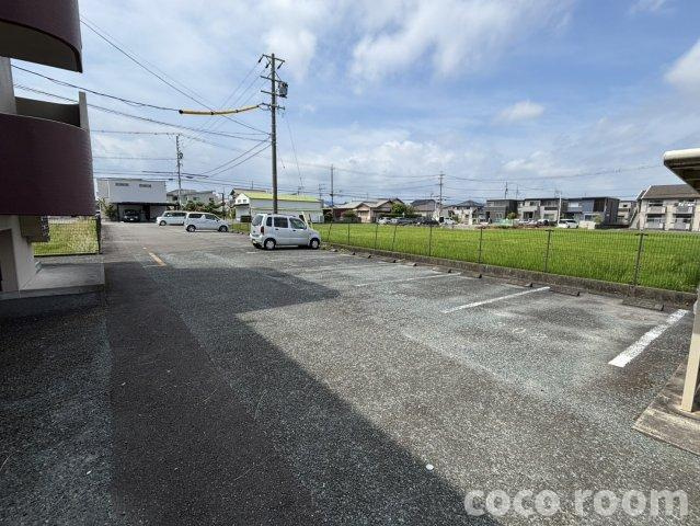 エテルノⅡの駐車場