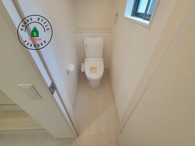 糟屋郡粕屋町長者原東7丁目第1-2棟（1号棟）のトイレ|温水洗浄便座を完備しております。2ヶ所にトイレがあるのは朝の慌ただしい時間も安心です。