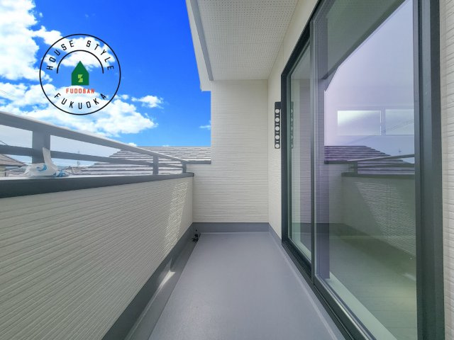 糟屋郡粕屋町長者原東7丁目第1-2棟（1号棟）のバルコニー|風をしっかりと感じられるバルコニーでは、毎日が洗濯日和です。広々としているので洗濯も楽しくなるでしょうし、気分転換にバルコニーからの眺めを楽しむのもいいでしょう。