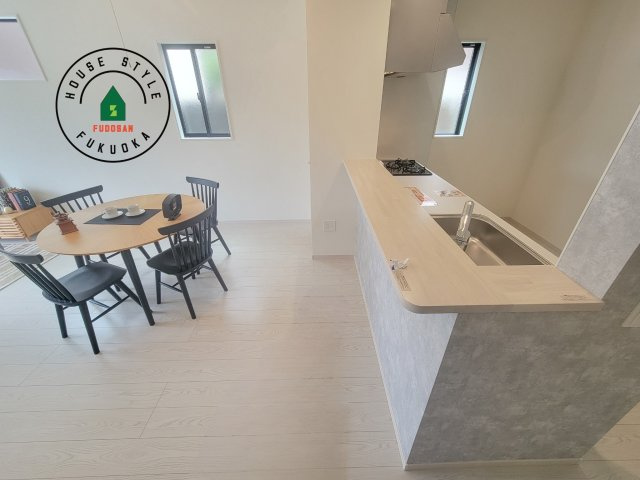 糟屋郡粕屋町長者原東7丁目第1-2棟（1号棟）のダイニング|キッチンから立ち込める香りが今日の料理を期待させます。