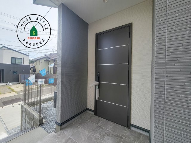 糟屋郡粕屋町長者原東7丁目第1-2棟（1号棟）の玄関|おでかけの時も帰った時も、「我が家」を最初に感じでもらえる素敵な空間に。
