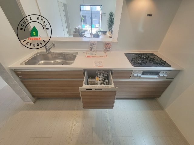 糟屋郡粕屋町長者原東7丁目第1-2棟（1号棟）のキッチン|ご家族を近くに感じられる対面キッチンのLDK。会話もはずみそうですね。