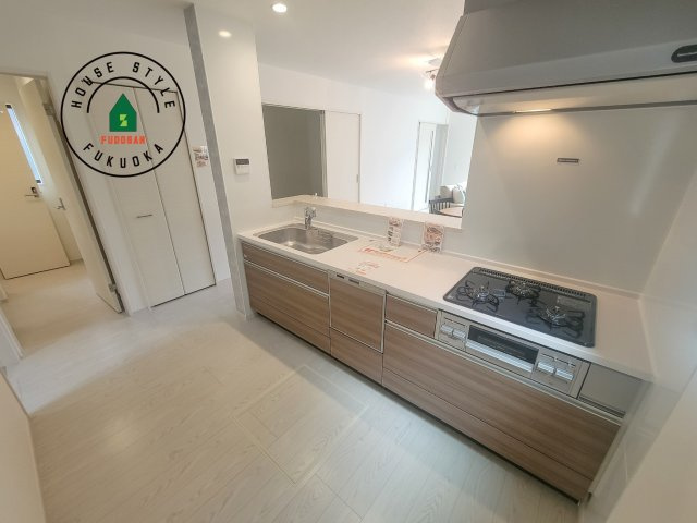 糟屋郡粕屋町長者原東7丁目第1-2棟（1号棟）のキッチン|ダイニングテーブルへの配膳がラクラク、お料理はかどるカウンター付きシステムキッチン！