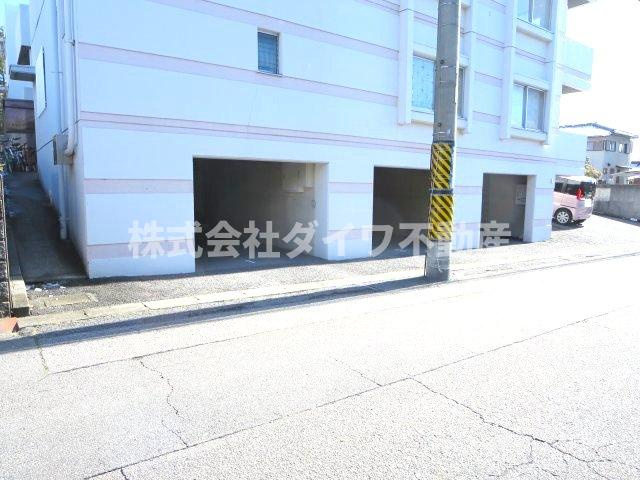 マンションヒルトップの駐車場|建物下駐車場