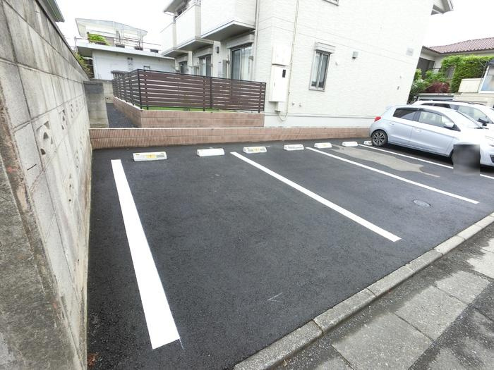 クレシアの駐車場