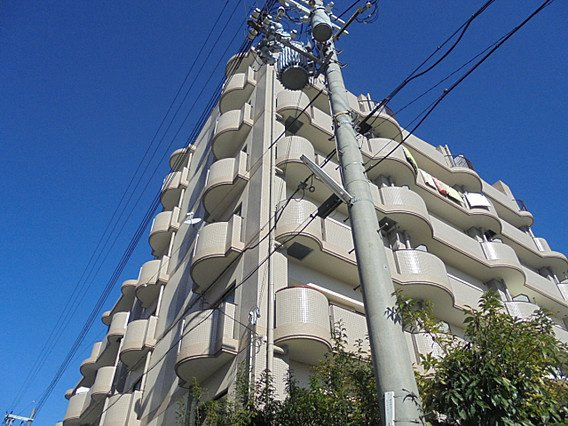 サンプラザ本山南の外観