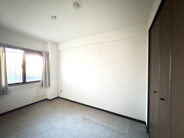 ネオハイツ助信の洋室|5.6帖の洋室。各部屋に収納もあり片付きます。