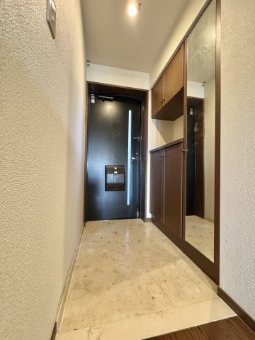 ネオハイツ助信の玄関|玄関から室内までほぼフラットです。