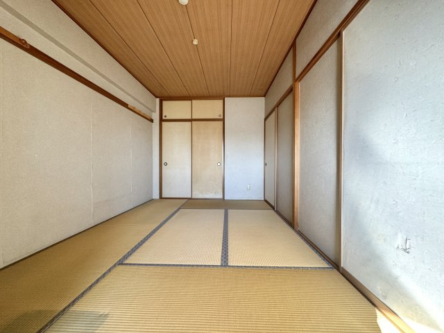 ネオハイツ助信の和室|6帖の和室。リビングに繋がります。