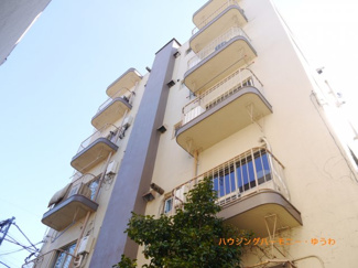 【外観】 | モダンでスタイリッシュな印象を与えるグレーを基調とした外観。