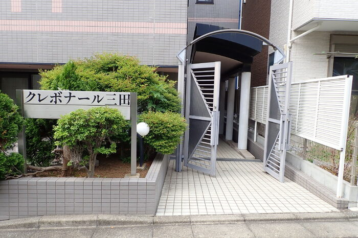 クレボナール三田のエントランス