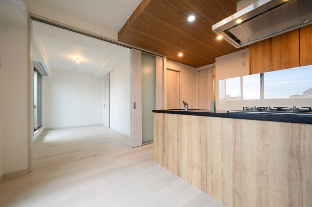 ピアッツァゲート八木の居間・リビング|日当たりのよい南向きのDK8.7帖　新築の賃貸マンションです　※室内写真は竣工例です