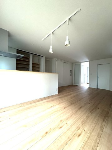 中央区関屋田町3丁目  1号棟　新築戸建の居間・リビング|同施工会社様の完成物件です