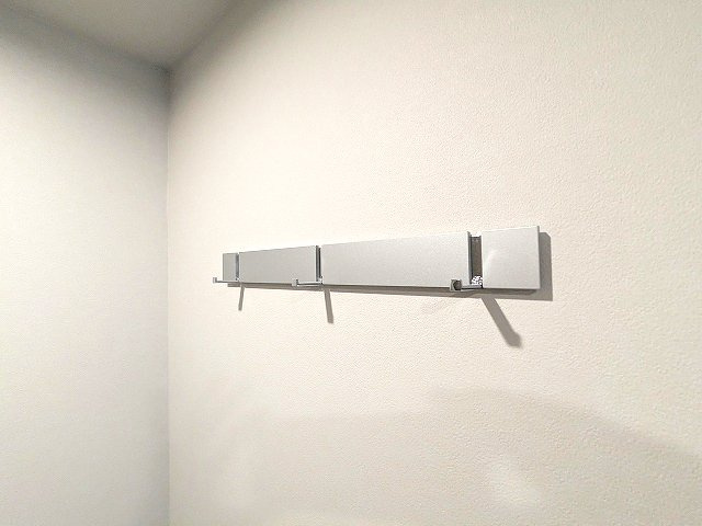 RETERRACE ASAKUSABASHI EASTの設備|玄関のコートフック