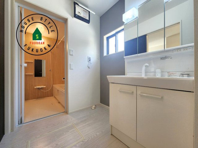 糟屋郡宇美町とびたけ1丁目第1-2棟（1号棟）の内観：施工例|ゆとりの洗面スペースで朝の身支度もスムーズに。暮らしを快適に変えるシャワー付洗面台です！