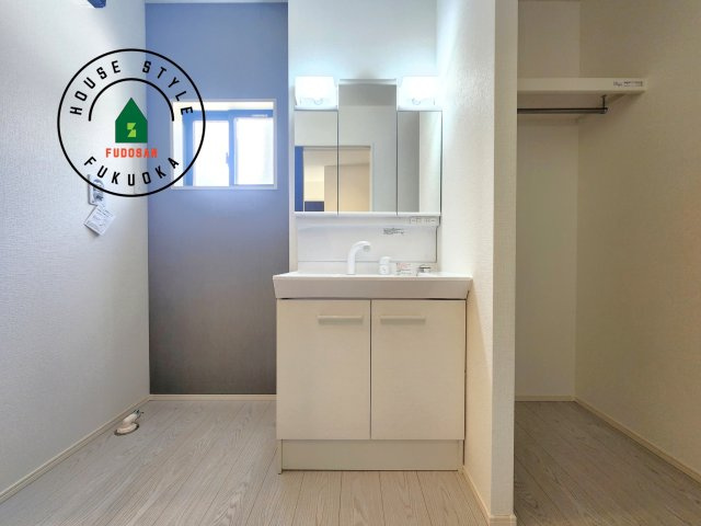 糟屋郡宇美町とびたけ1丁目第1-2棟（1号棟）の内観：施工例|毎日使うものだから清潔な空間を保ちたい水回り。洗面にはそんな願いを解消させてくれる収納アイデアが満載です。三面鏡の裏側にはキャビネットが現れ小物から背の高い物まで収納できます。