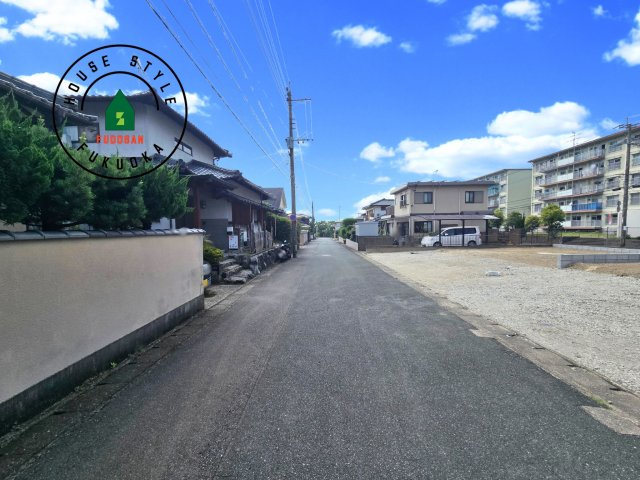 糟屋郡宇美町とびたけ1丁目第1-2棟（1号棟）の前面道路含む現地写真|前面道路は閑静な住宅地をはしる車通りの少ない道路。お車の出し入れが苦手なママや小さなお子様にも安心ですね。しっかり舗装もされているので、ベビーカーや自転車で通っても快適に通行できます。