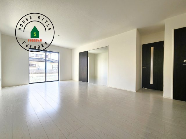 糟屋郡宇美町とびたけ1丁目第1-2棟（1号棟）の内観：施工例|多くの時間を過すことになるリビングだからこそ、いつも穏やかな空間・解放感が味わえ毎日が充実します。